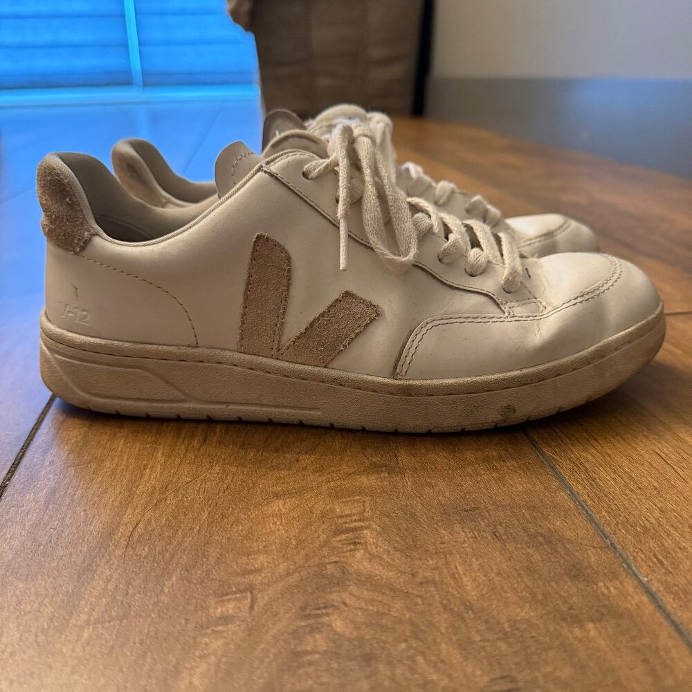 Veja Sneakers in tan/white